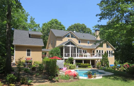 Bei Karin am Haus handwerkeln die Anstreicher und es gibt manche Diskussion über die zu  leistenden Arbeiten.