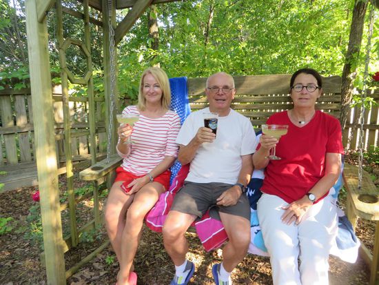 Am 5. Mai, dem Nationalfeiertag der Mexikaner, trinken wir eine Margerita im Garten. Prost !!