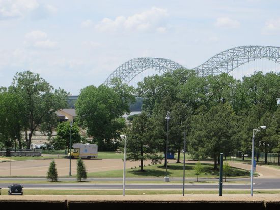 wir stehen vor dem Visitorcenter -