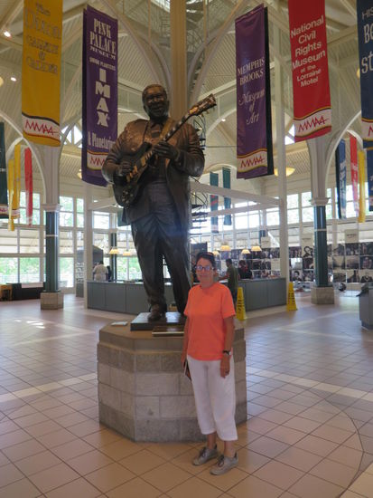 Wir bekommen wieder jede Menge 
Prospektmaterial und Auskünfte.
Im Center dreht sich alles um Musik, Elvis Presley und Bibi King sind hier in Bronze gegossen als Denkmäler aufgestellt.