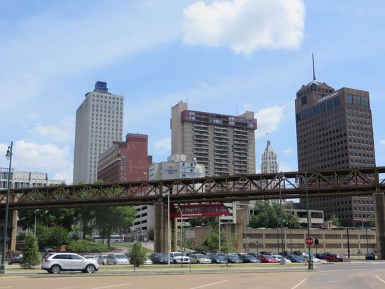 Dann habe wir beschlossen mit der Monorailbahn auf die Mud Insel zu fahren. Es ging direkt hier ein Block über die Straße los.