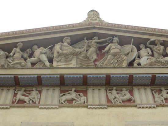 Der Giebelfries wie sich die Künstler ihn sich in Vollendung vorgestellt haben.