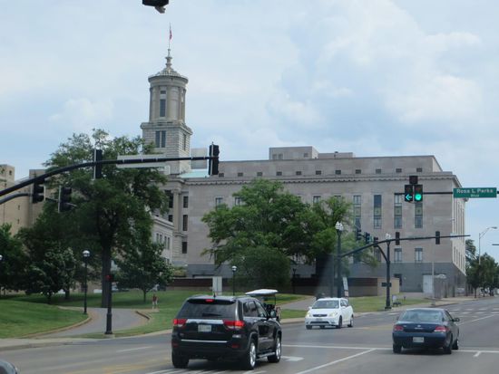 Vom Parthenon aus sind wir dann zum State Capitol gefahren. Es liegt auf einer Anhöhe und ist schon von weitem zu sehen.