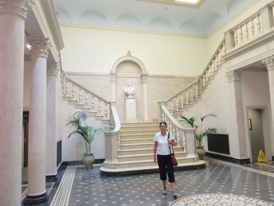 Ein großes repräsentatives Treppenhaus empfängt uns, aber zur Zeit ist nur eine kleine Ausstellung über memento mori zu sehen. Wir gehen kurz durch die beiden Räume und machen dann auf dem Parkplatz eine kleine Mittagspause.