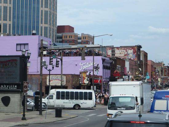oben auf der Terrasse ist viel los