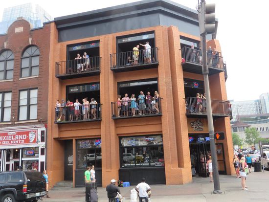 Überall schallt laute Musik heraus. Wir wollten auf einem Parkplatz parken, aber da sollten 2 Stunden sage und schreibe 21 $ kosten. Die haben wir uns gespart und sind nochmal eine Runde durch die Straße gefahren.