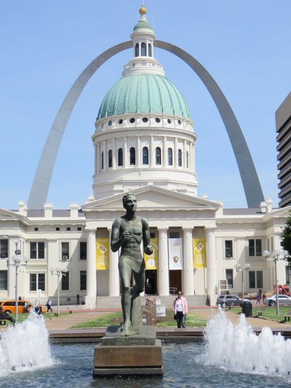 Einen schönen Blick auf das alte Court House und den Arch hatte man vom Platz gegenüber. Wir haben das Foto gemacht, das jeder macht.