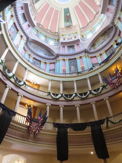 Das Innere des Gebäudes mit der prächtigen Kuppel haben wir uns auch angesehen.