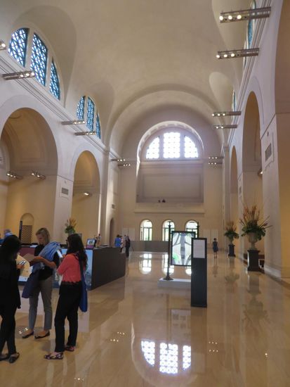 Das Innere glänzte nobel in Marmor.