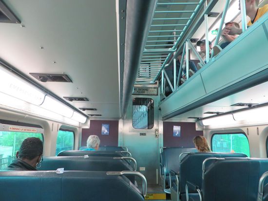 der Zug - Wir fahren etwa 1 ½ Stunden bis Chicago, weil es auch auf der Strecke Baustellen gibt.