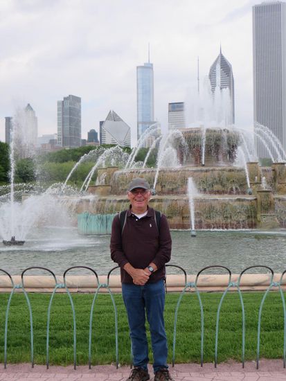 Ein großer Springbrunnen sorgt für etwas Abkühlung, denn es ist ziemlich warm und schwül.