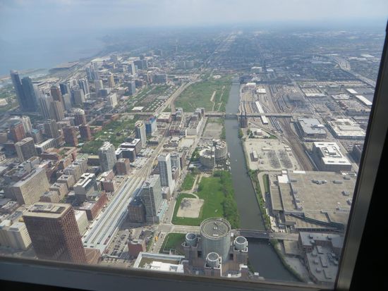 Blick auf den Chicago River und die Hochhäuser.