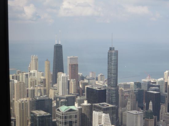 Wir haben einen Blick auf die Häuser um den Turm herum und auch weit über den See, bei bestem Wetter soll man sogar das gegenüberliegende Ufer sehen können, heute aber nicht.