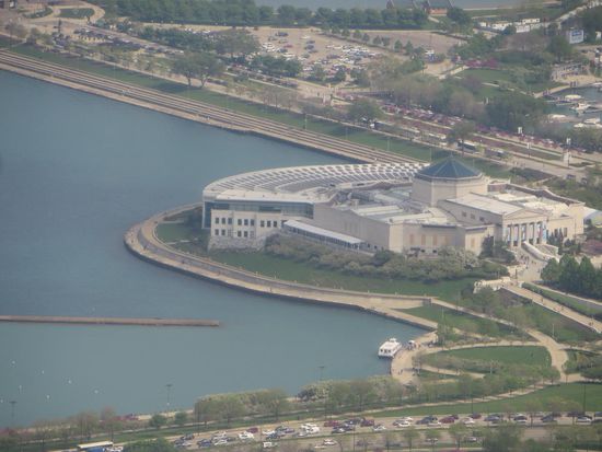 Das Aquarium liegt am See.