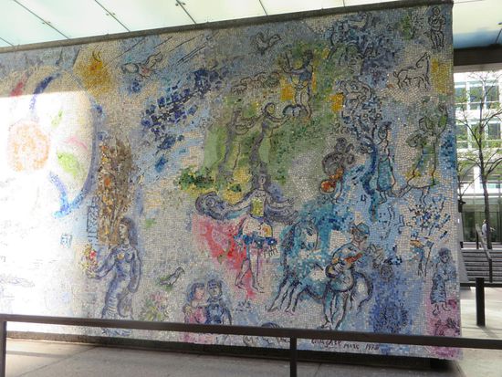 Ein weiteres Kunstwerk ist von Marc Chagall von 1972, das hier 1974 aufgestellt wurde.