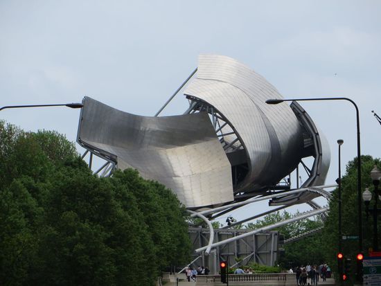 Wir sehen das Dach des Jay Pritzker Theaters, das von Frank Gehry entworfen wurde schon von weitem.