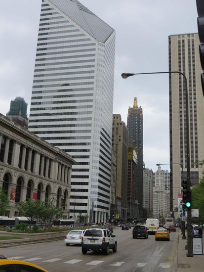 Die verschiedenen Hochhäuser aus verschiedenen Zeitepochen stehen nebeneinander