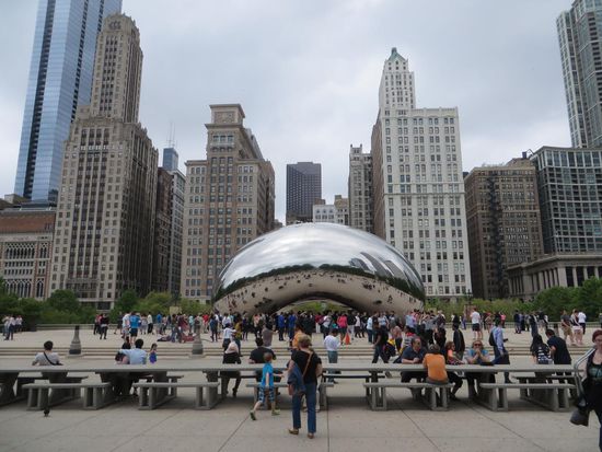 Die Bohne ist auch ein Anziehungspunkt hier im Millenniumpark. Zahlreiche Leute machen aus allen möglichen Blickwinkeln Fotos mit und in die Bohne, wir auch.