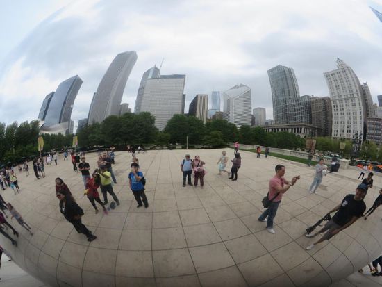 man kann uns beide in der Bohne gespiegelt sehen vor den Hochhäusern