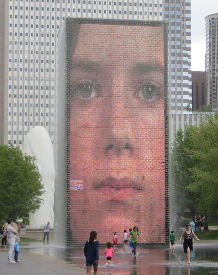 Ein Brunnen aus Glasbausteinen, auf denen in Abständen dies Gesicht erschien, mal ernst, mal lächelnd.