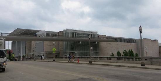 Wir gingen weiter zum Kunstmuseum, wir benutzten den Eingang im neuen Flügel.