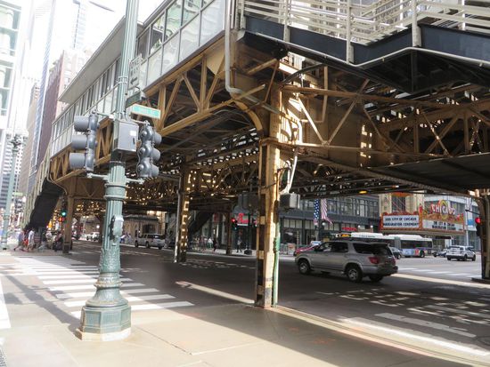 so sehen die kleinen Bahnhöfe der Hochbahn aus
