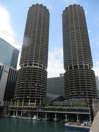 Ganz unten im River stehen die kleinen Boote, darüber wird fein diniert, dann das Auto geparkt und darüber wird gewohnt mit Blick über ganz Chicago.