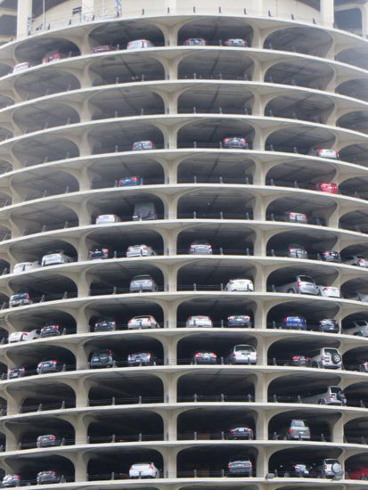 unten die Parkgarage