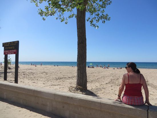 Hier sieht es genauso aus, wie am Meer und über den See hinüber kann man Chicago weit in der Ferne erkennen.