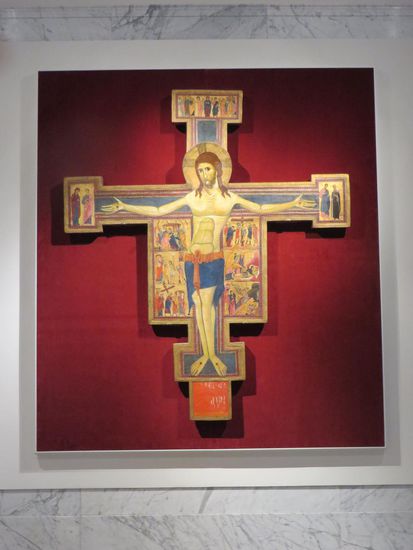 ein Kruifix  - um 1230 - sehr schön vor dunklem Hintergrund präsentiert