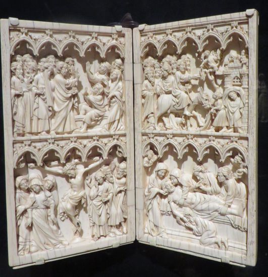 Das Elfenbein-Dyptichon aus der Zeit um 1330 stammt aus Köln. Wie das wohl hier hin geraten ist ?
Die Frage stellen wir uns noch öfter.