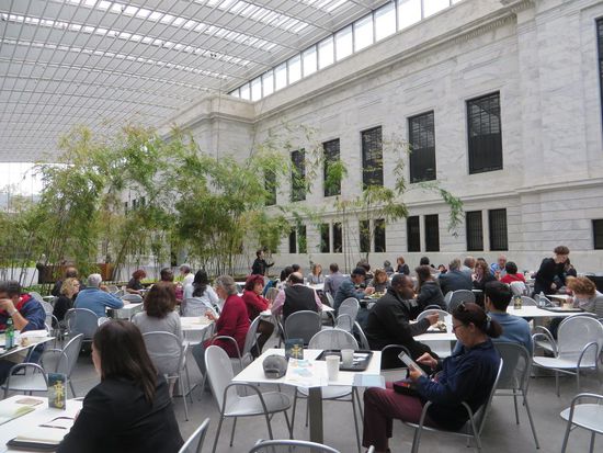 Wir machen eine kleine Pause im Innenhof des Museums und schauen mal eben ins Internet.