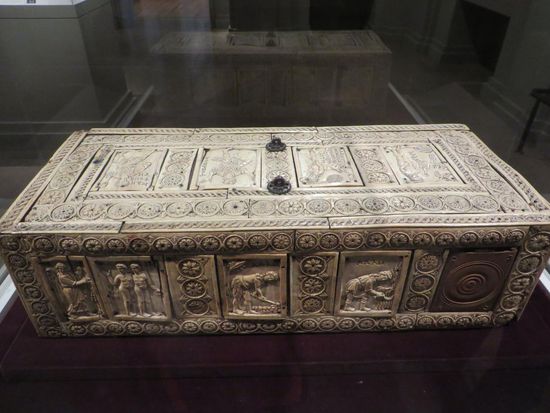 Auch byzantinische Kunstwerke sind hier in Glasvitrinen ausgestellt. Dieses Elfenbeinkästchen ist aus der Zeit 1000 bis 1100 mit Szenen von Adam und Eva.