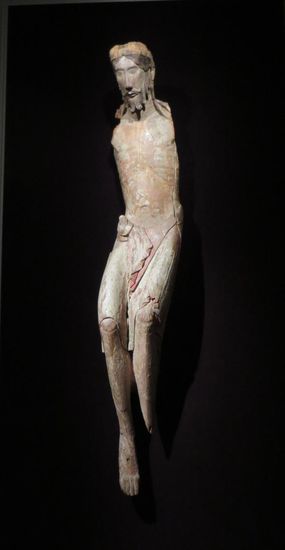 Dieses Fragment eines Kruzifixes um 1130 war auf schwarzem Grund präsentiert – sehr eindrucksvoll.