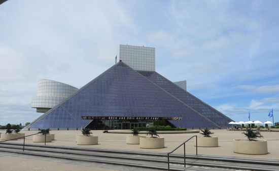 Vom Museum aus sind wir dann zur Rock and Roll Hall of Fame gefahren. Es ging durch die Stadt zum Eriesee. An dem Ufer liegt der Komplex der Konzerthalle und Museum.