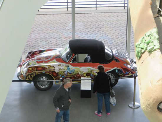 Im Innern gab es natürlich laute Musik und wir konnten einige alte Autos im Museum sehen.