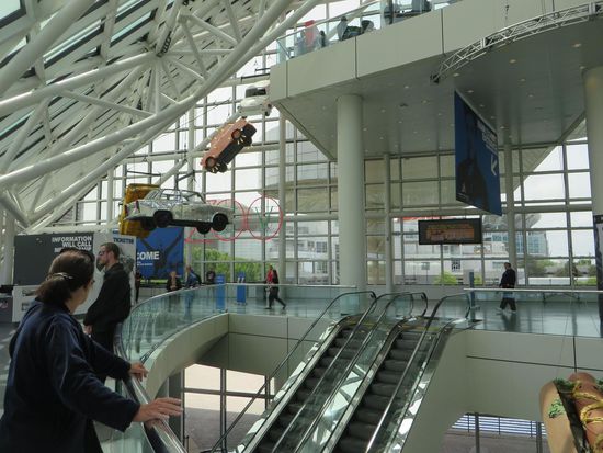 im Innern die alten Autos - aufgehängt -