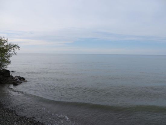 da ist er ja - Am späten Nachmittag machen wir noch einen kurzen Spaziergang zum Eriesee, es sieht aus als seien wir am Meer, kein gegenüberliegenden Ufer zu sehen.