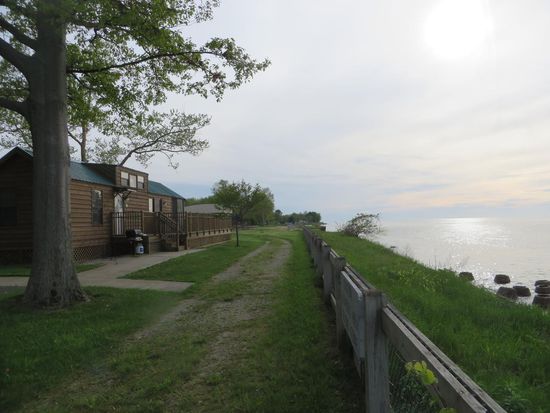 Häuschen, die man mieten kann, liegen direkt am Ufer mit schönem Blick auf den See.