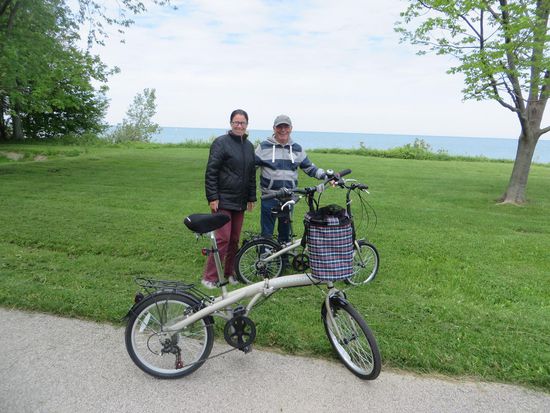 Dann haben wir die Fahrräder rausgeholt und sind losgefahren. Zuerst wieder zum See und dann am Ufer entlang. Es gab einen schönen Badestrand, der natürlich verwaist war, kein Mensch badet bei diesem Wetter