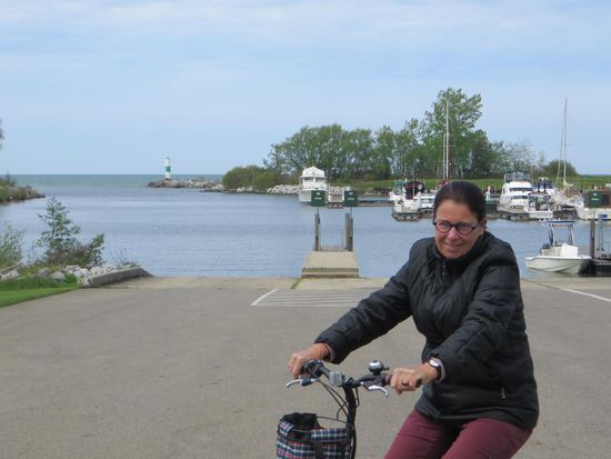 Wir sind zur Marina gefahren, hier liegen zahlreiche Boote, die auch auf wärmeres Wetter warten.
