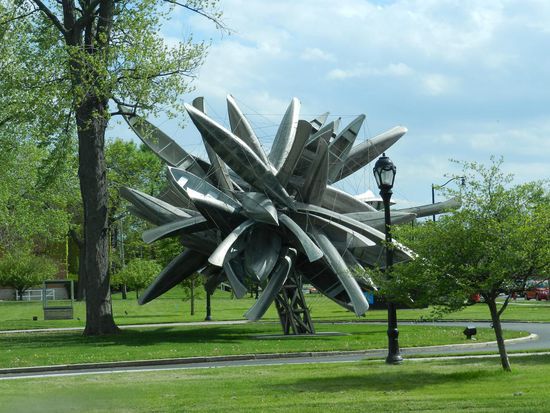 Auch draußen waren Kunstwerke aufgestellt, diese Paddelboote aus Aluminium waren der Blickfang am Eingang.