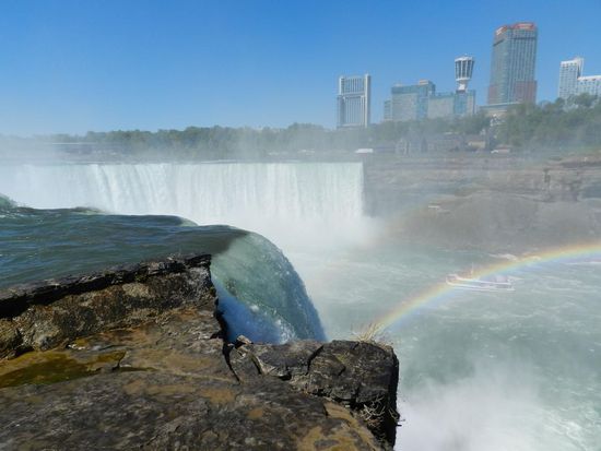 Hier stiegt ganz schön die Gischt und ein Regen-bogen steht über dem Wasser. Wir können auf die Kanadische Seite der Fälle schauen.