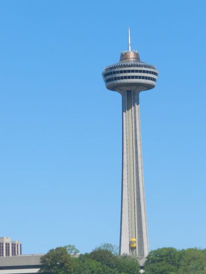 Drüben steht ein Turm, an dem der Aufzug außen hochfährt. Hier können sich die Besucher von oben auf die Fälle schauen.