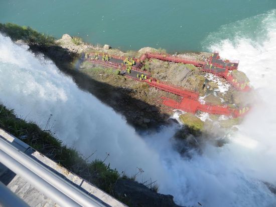 Wer nicht auf dem Schiff naß werden will läuft unten auf den roten Stegen entlang und damit man sie von oben besser sehen kann, haben alle gelbe Capes an.