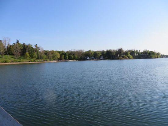 am Ufer stehen die schönen Häuser