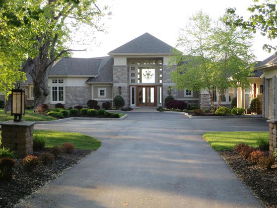 Am Ufer gab es dann natürlich auch ein paar schöne Häuser, in denen die ganz armen Leute wohnen, alles vom Feinsten.  Hier kann man durch das Haus auf den See schauen. Und der Flügel steht auch schon für das Abendkonzert bereit