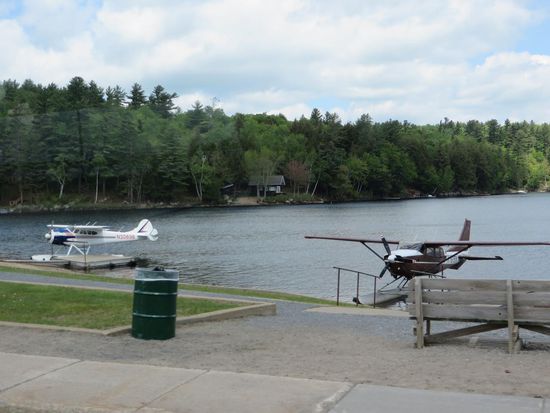 Wasserflugzeuge warten auf Gäste