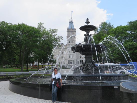 vor dem Parlamentsgebäude