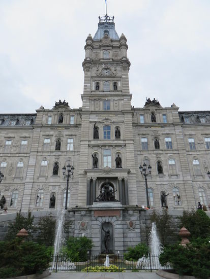 die Fassade des Parlemtsgebäudes mit den Bronzefiguren